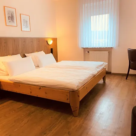 Orthwein -kostenfreie Parkplaetze- Otel Cölbe